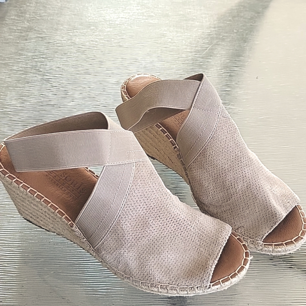 🍃 Kenneth Cole Gentle Souls Signature sandals 10M
